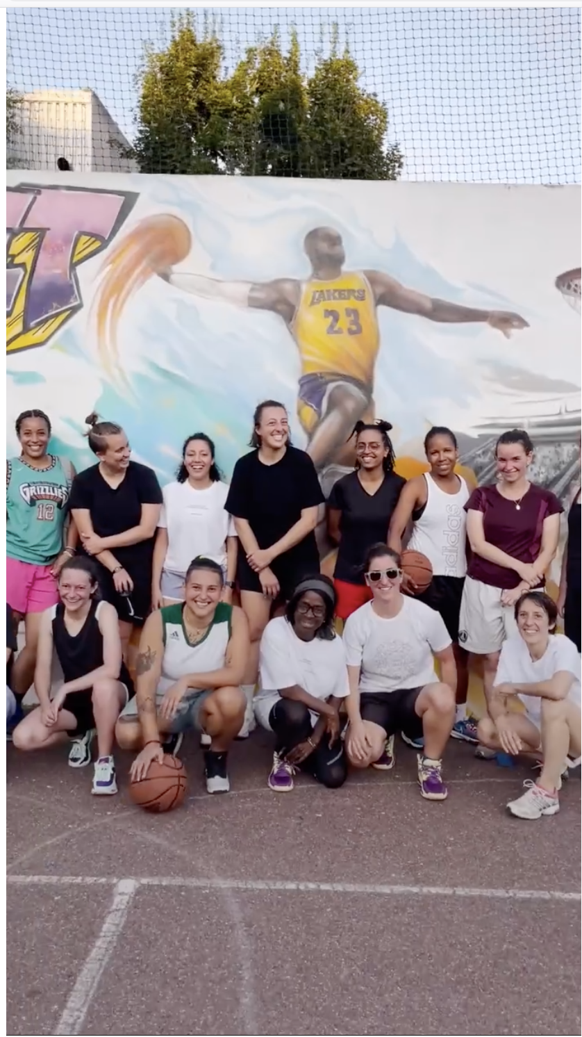 Elles ont investi un terrain de basket pour montrer l'exemple, Brut