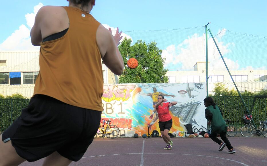 « Cette heure et demie est à nous » : de Paris à Saint-Ouen, comment ces femmes imposent leur basket de rue, Le Parisien