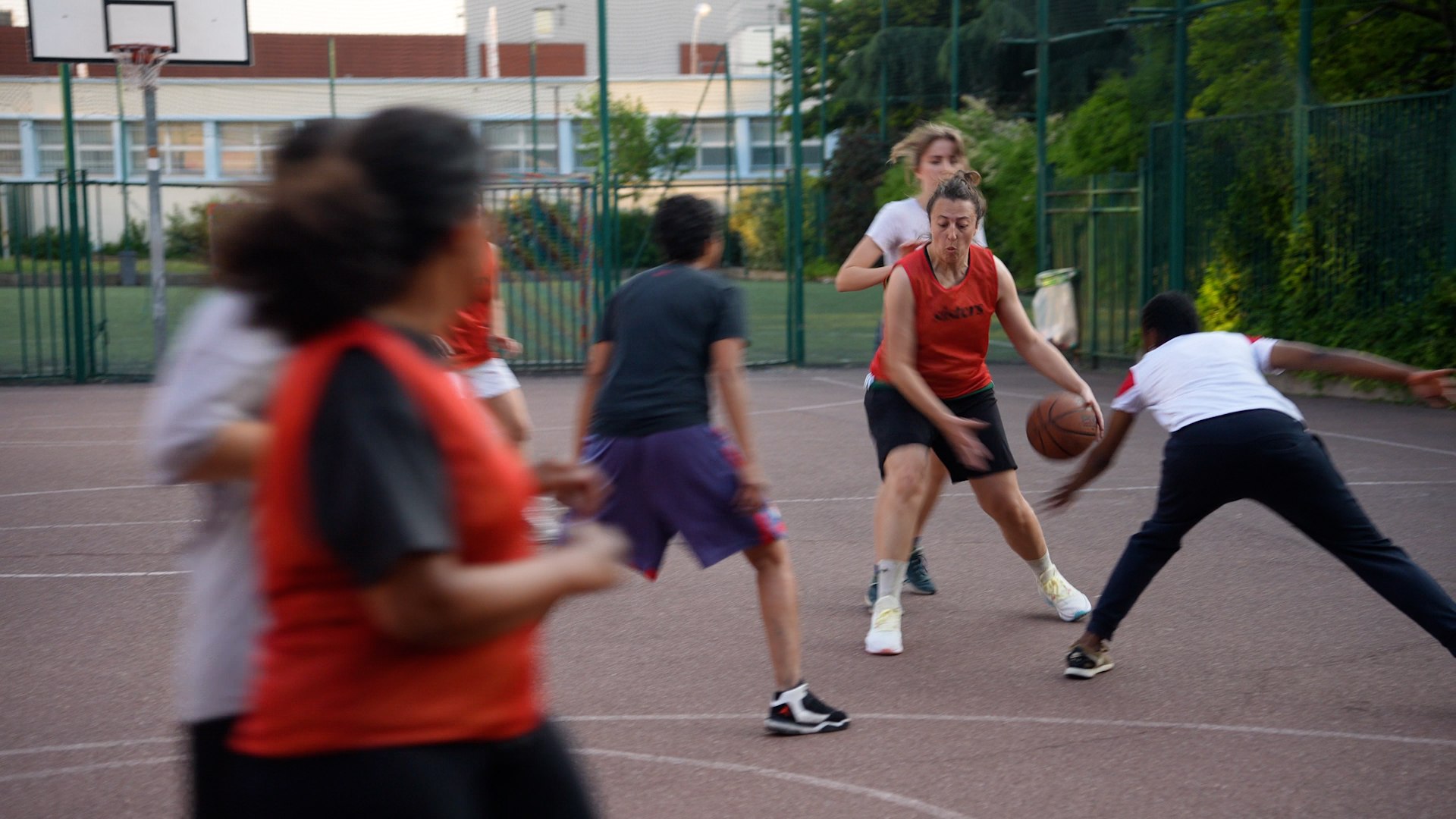 Saint-Ouen : chaque mercredi, ces basketteuses s’approprient un terrain souvent monopolisé « par les gars », Le Parisien